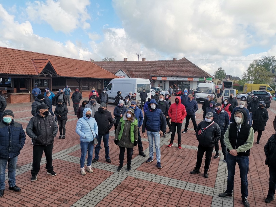 Protestujący kupcy w Strzelcach Opolskich [fot. Katarzyna Doros]