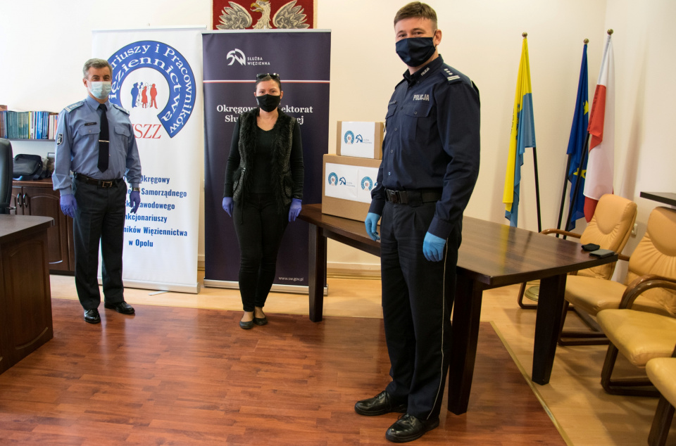 przekazanie maseczek uszytych przez skazanych foto: Okręgowy Inspektorat Służby Więziennej w Opolu