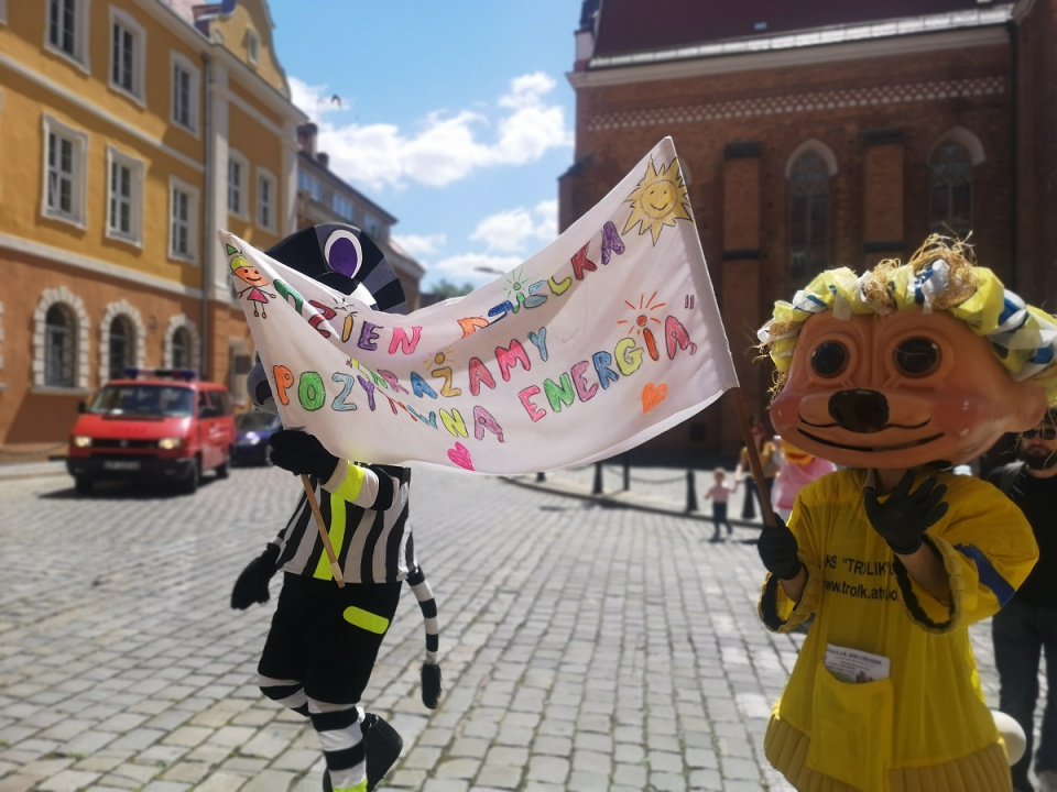 Opole: Kolorowy korowód pluszowych maskotek z okazji Dnia Dziecka [fot. Katarzyna Doros]
