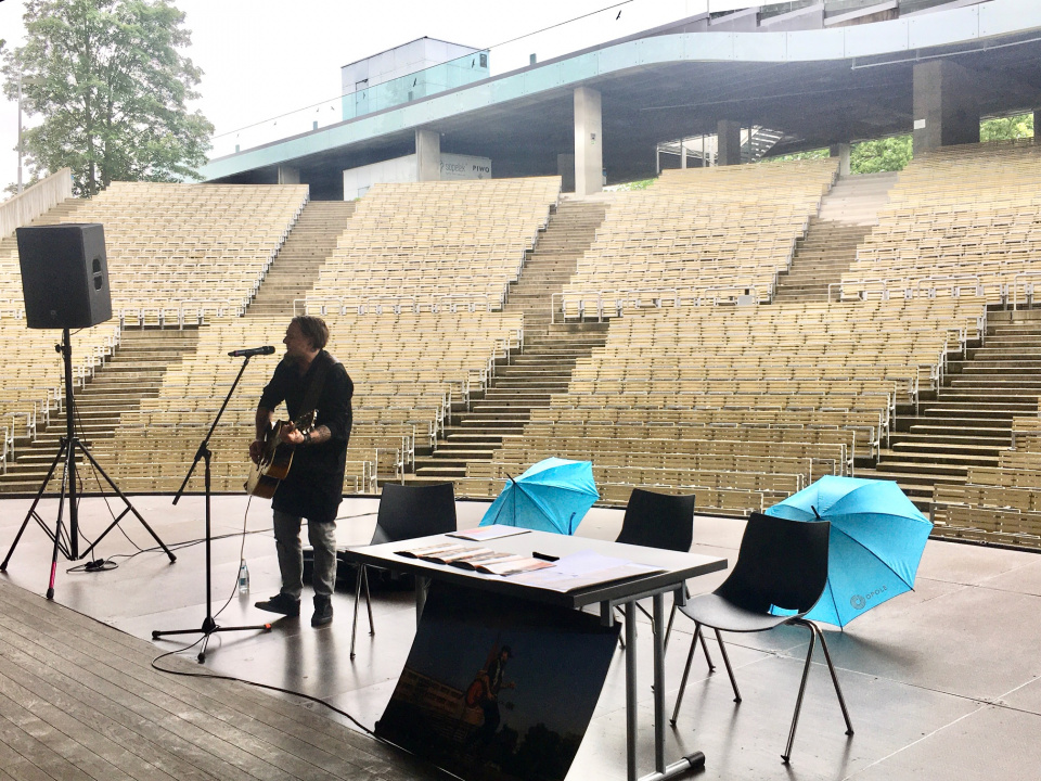 Robert Cichy na scenie opolskiego amfiteatru promuje swój najnowszy singiel [fot. Wiktoria Palarczyk]