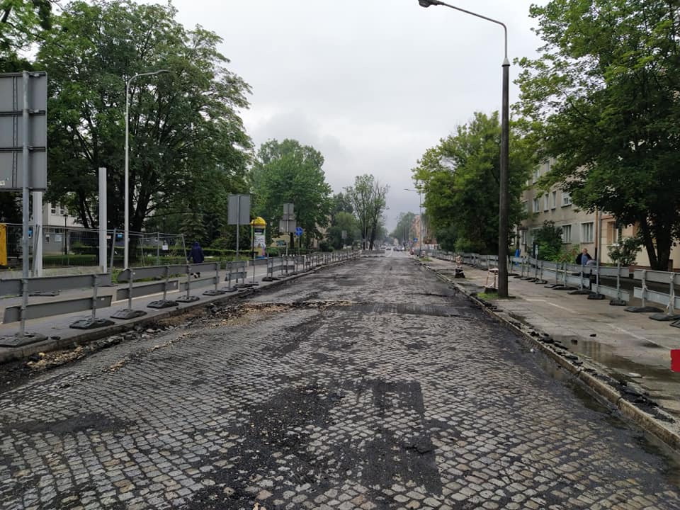 Prace budowlane w rejonie dworca Opole Wschodnie nabierają tempa. Zdarto stary asfalt, widać część chodników [fot. MZD w Opolu]