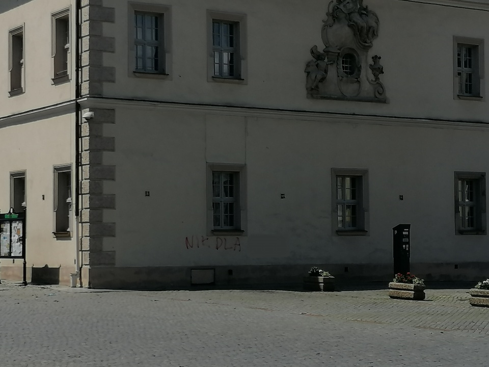 Obraźliwe hasła na ścianach kamienic w Głogówku [fot. UM Głogówek]