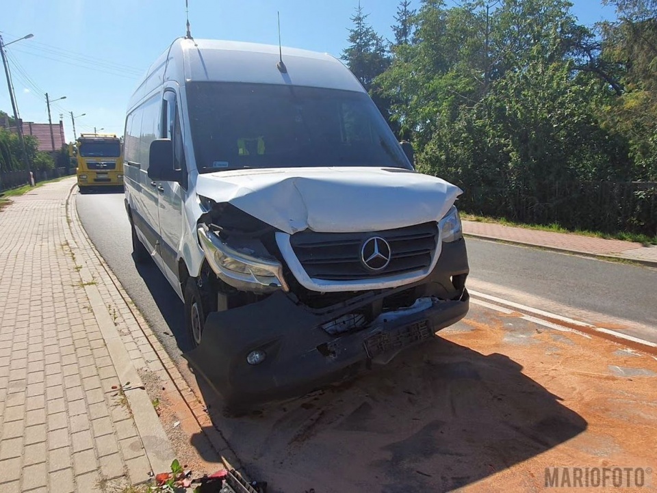 W Ligocie Wołczyńskiej zderzyły się dwa busy. Jedna osoba ranna. [fot.P.Wójtowicz]
