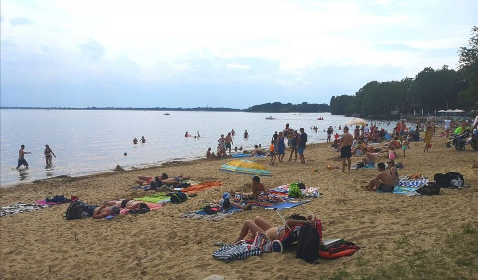 Turyści chętnie decydują się na wypoczynek nad jeziorem w Turawie
