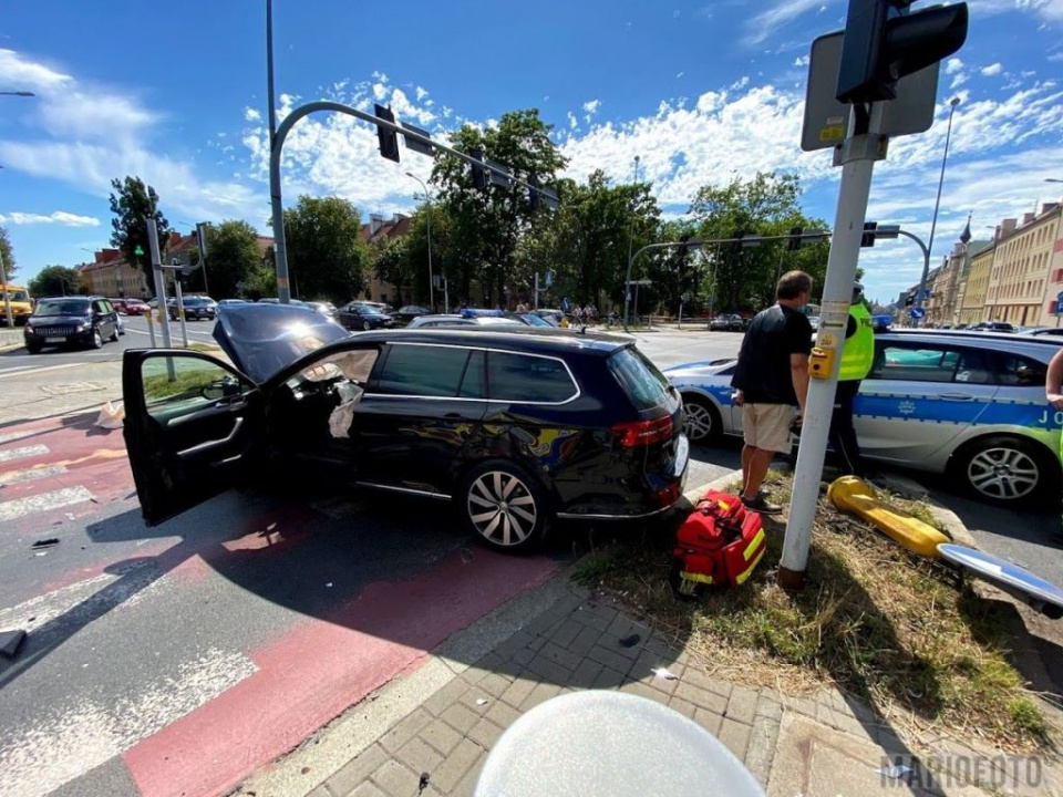 Wypadek w Opolu na skrzyżowaniu Ozimskiej z Plebiscytową i Bohaterów Monte Cassino. [fot. Mario]