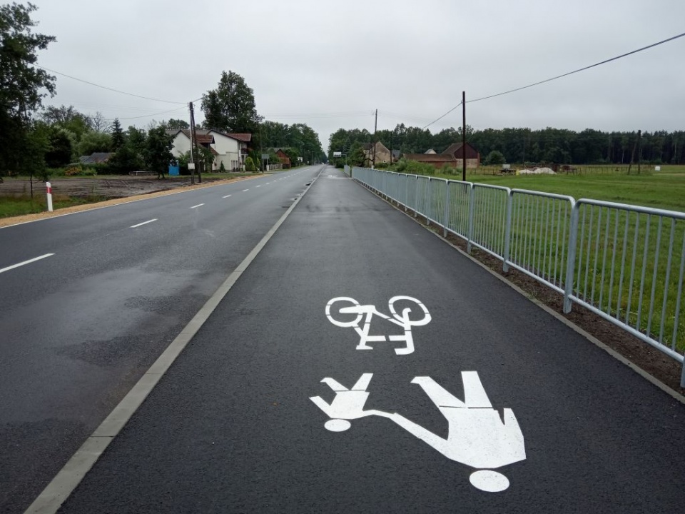 Na DW 454 w Ładzy powstała również ścieżka rowerowa [fot.P.Wójtowicz]