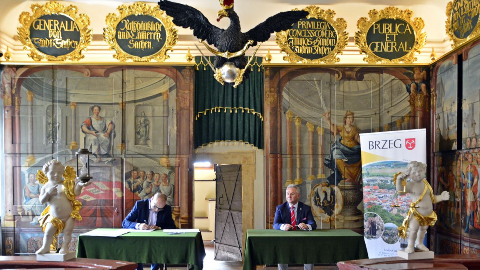 Podpisanie umowy na wyposażenie brzeskiego ratusza [fot. Daniel Klimczak]