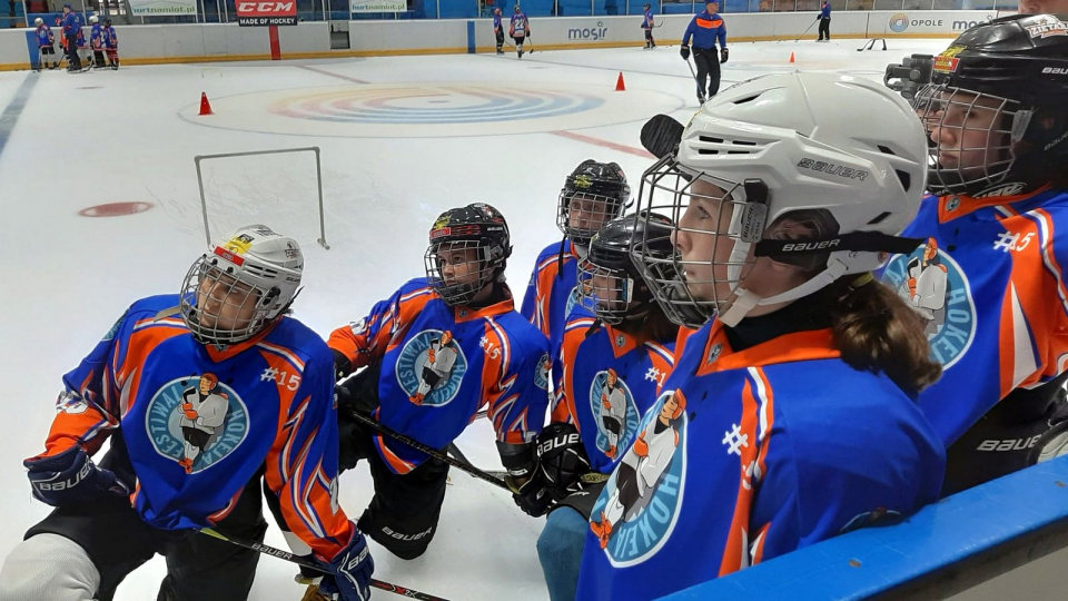 W hokejowym obozie w Opolu udział bierze ponad 60 uczestników [fot. Mariusz Chałupnik]