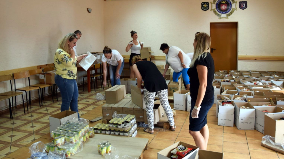 Przygotowywanie pierwszych paczek w ramach Banku Żywności w Ozimku [fot. UGiM Ozimek]