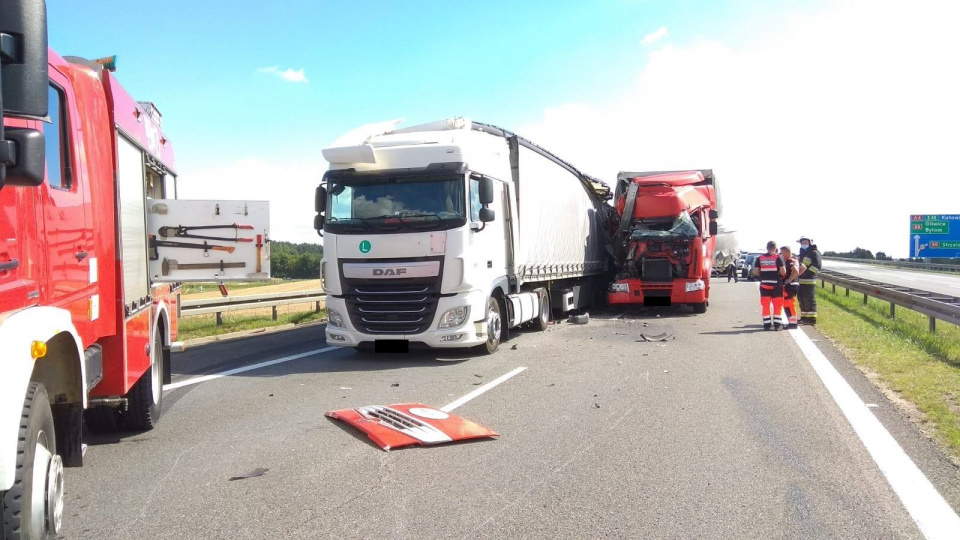 Uwaga kierowcy. Autostrada A4 na Wrocław zablokowana. Zderzyły się dwa tiry [fot. OSP Zalesie Śląskie]