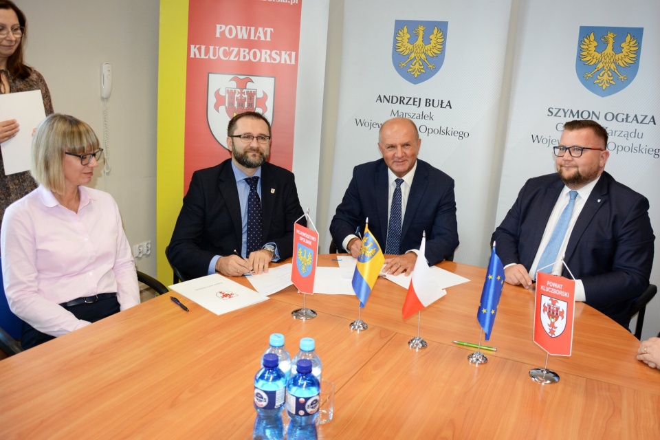 Podpisanie umowy dotyczącej informatyzacji PCZ w Kluczborku [fot. www.powiatkluczborski.pl]