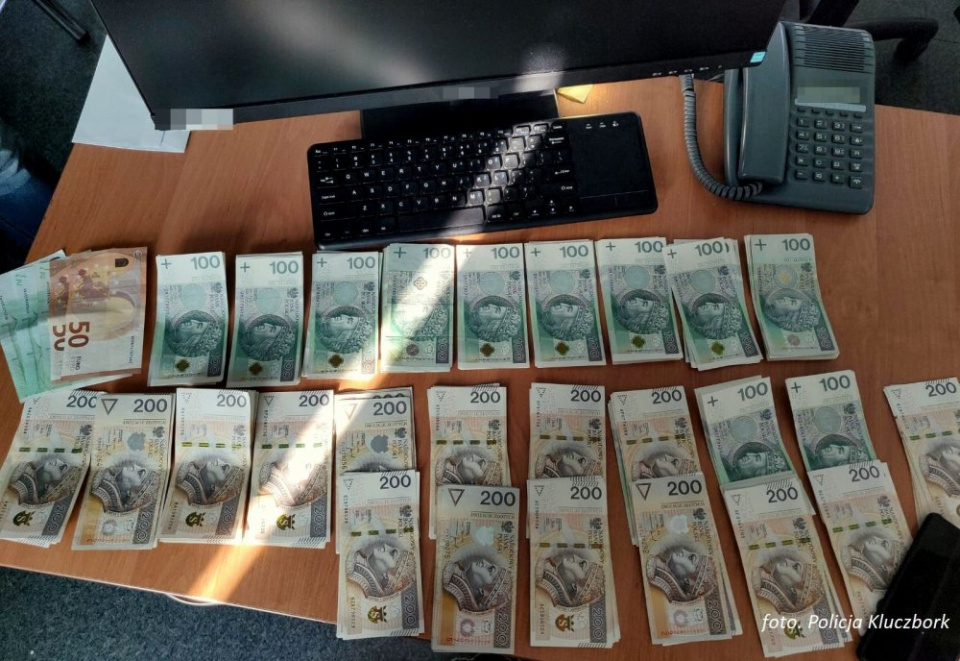 Fałszywy kurier, który odebrał 30 tysięcy złotych od seniorki oszukanej metodą "na wnuczka" zatrzymany przez kluczborską policję [fot. opolska policja]