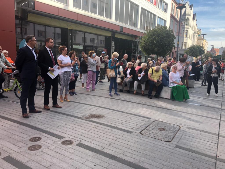 Opolscy seniorzy rozpoczęli akcję "Opole w rytmie życzliwości" [fot.M.Matuszkiewicz]