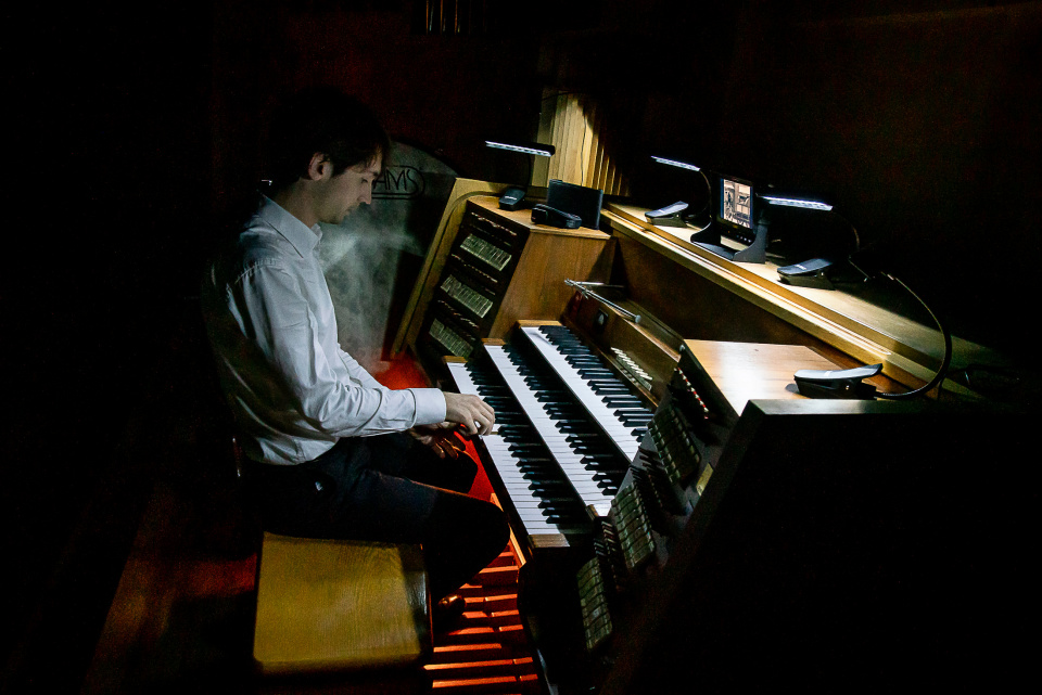 Karol Mossakowski podczas koncertu organowego w Opolu [fot. Michał Grocholski, zdjęcie przesłane przez FO]