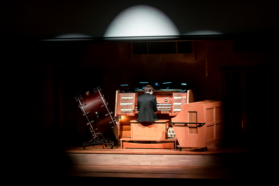 Karol Mossakowski podczas koncertu organowego w Opolu [fot. Michał Grocholski, zdjęcie przesłane przez FO]