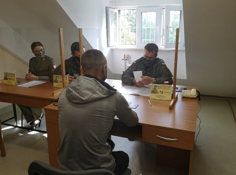 Pierwsi kandydaci do służby pojawili się w Wojskowym Centrum Rekrutacji uruchomionym w Opolu [fot. Katarzyna Doros]