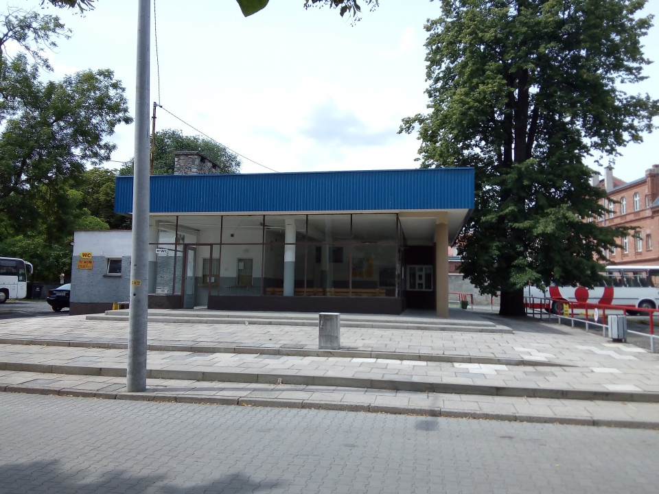 Dworzec autobusowy w Prudniku. W 2018 roku gmina kupiła nieruchomość za 650 tysięcy złotych od koncernu Arriva, który potem wycofał się z tamtejszego rynku przewozów pasażerskich [zdj. Jan Poniatyszyn]