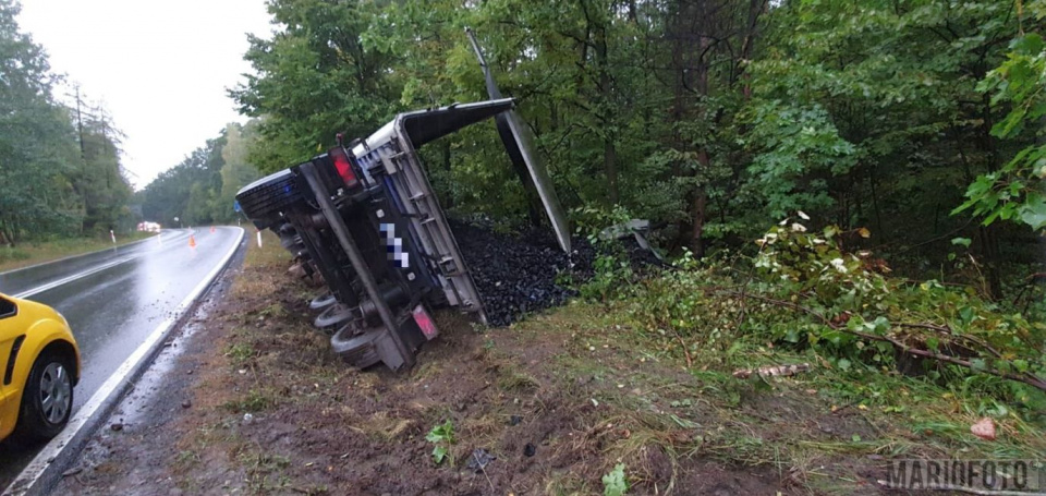Ciężarówka z węglem wpadła do rowu na DK46. Duże utrudnienia [fot. Mario]
