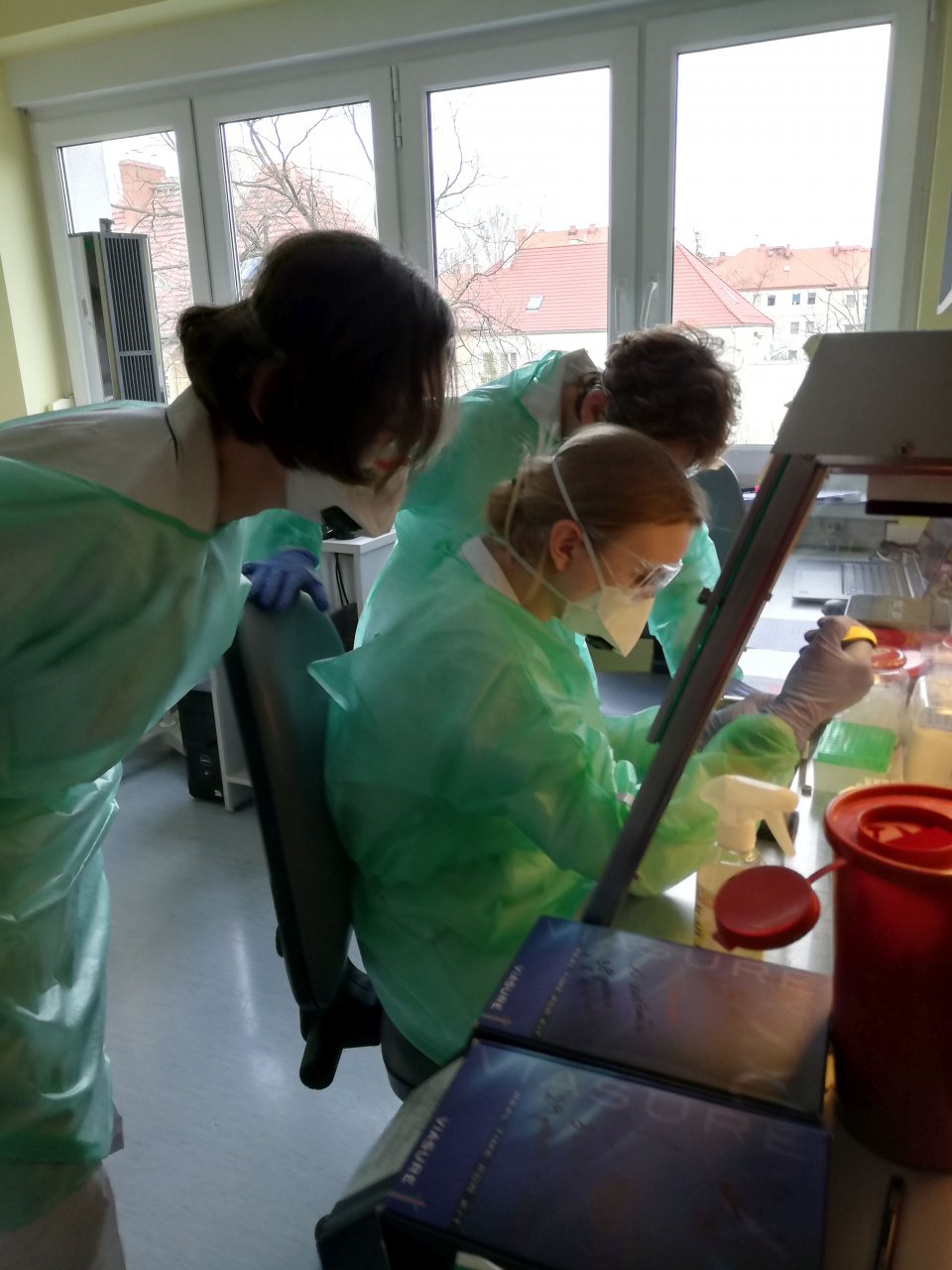 Badanie próbek w opolskim laboratorium [fot.Wojewódzka Stacja Sanitarno-Epidemiologiczna w Opolu]