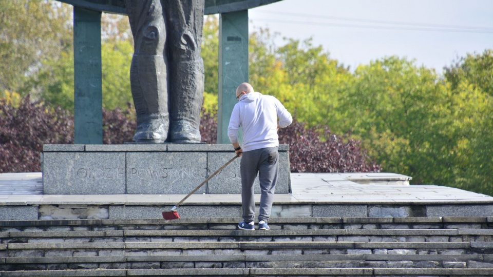 Sprzątanie terenu wokół pomnika w Zdzieszowicach [fot. Daniel Klimczak]