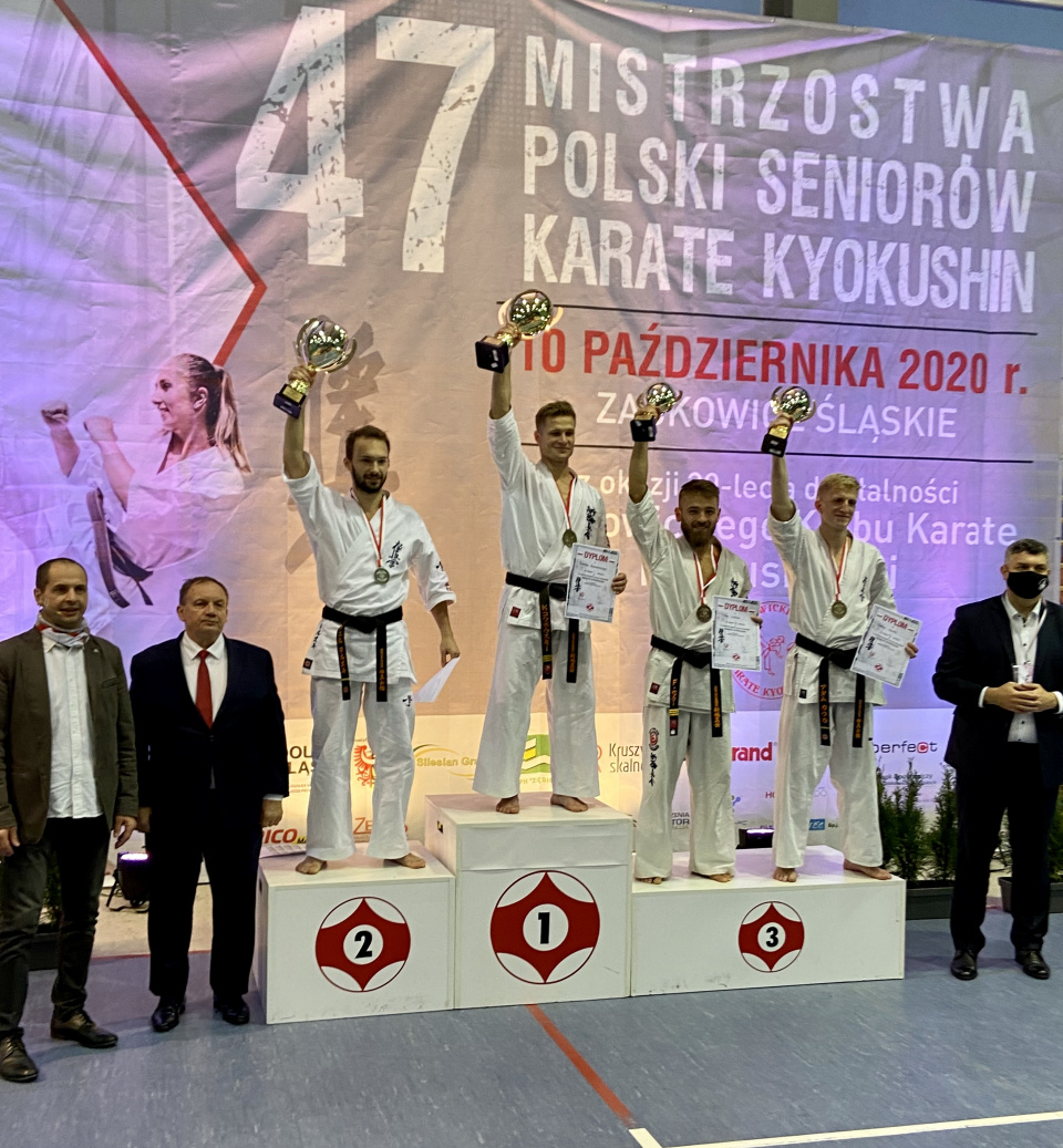 Konrad Kozubowski 1 miejsce, Filip Szeller 3 miejsce (2 od prawej) [foto: OKKK]