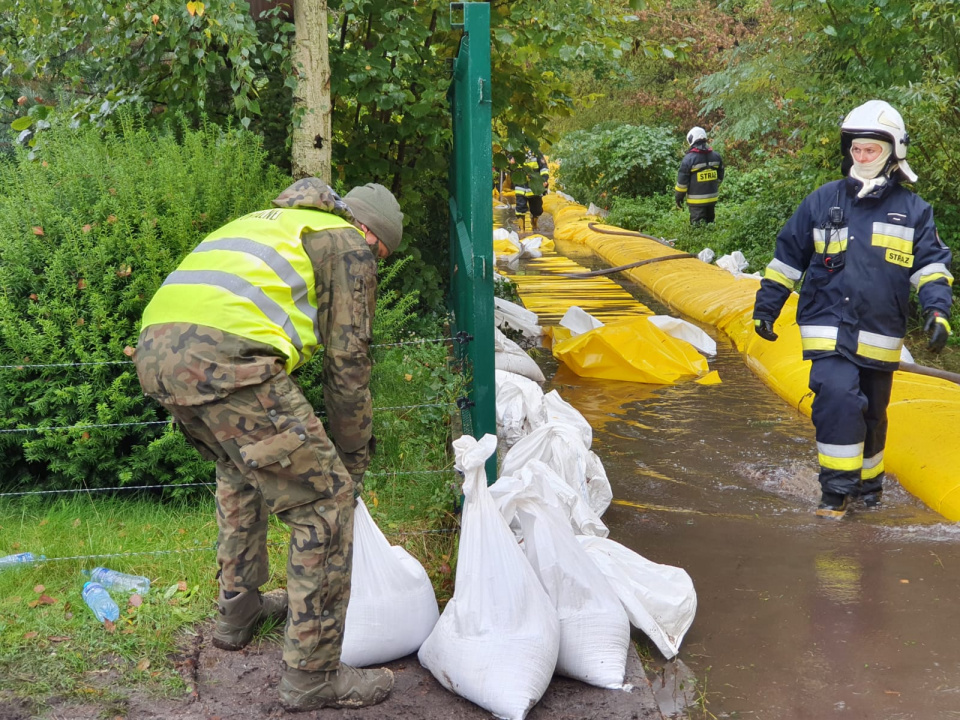 Żołnierze oraz strażacy zabezpieczają tereny zagrożone powodzią [fot. 13 Śląska Brygada Obrony Terytorialnej]