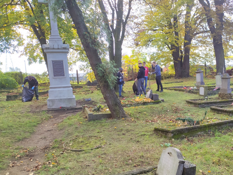 Młodzież Wszechpolska porządkuje cmentarz przy ulicy Niemodlińskiej w Opolu [fot. Witold Wośtak]