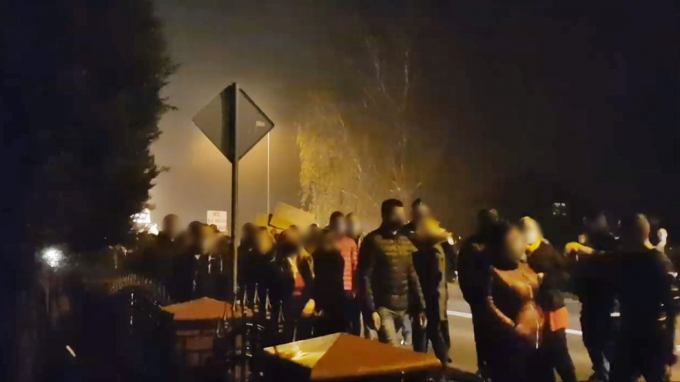 Demonstracja przed domem burmistrza Namysłowa [fot. Facebook / Bartłomiej Stawiarski]