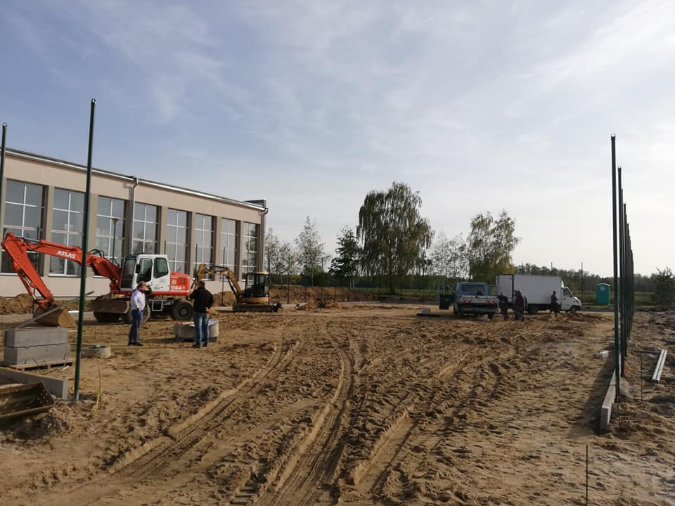 Budowa boiska w Bogdańczowicach [fot. www.facebook.com/ZSCKR im. ks dr Jana Dzierżona w Bogdańczowicach]