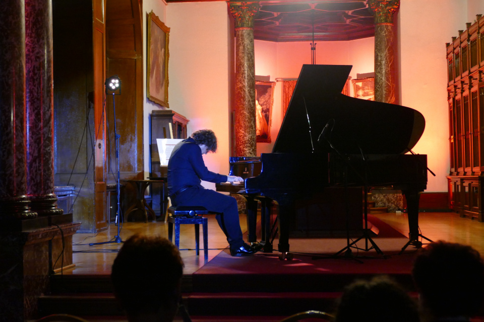 Recital Marka Szlezera na zamku w Mosznej [fot. Małgorzata Ślusarczyk]