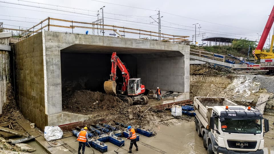 Rozpoczęto wpychanie tunelu pod nasyp kolejowy w rejonie dworca Opole Wschodnie [MZD]