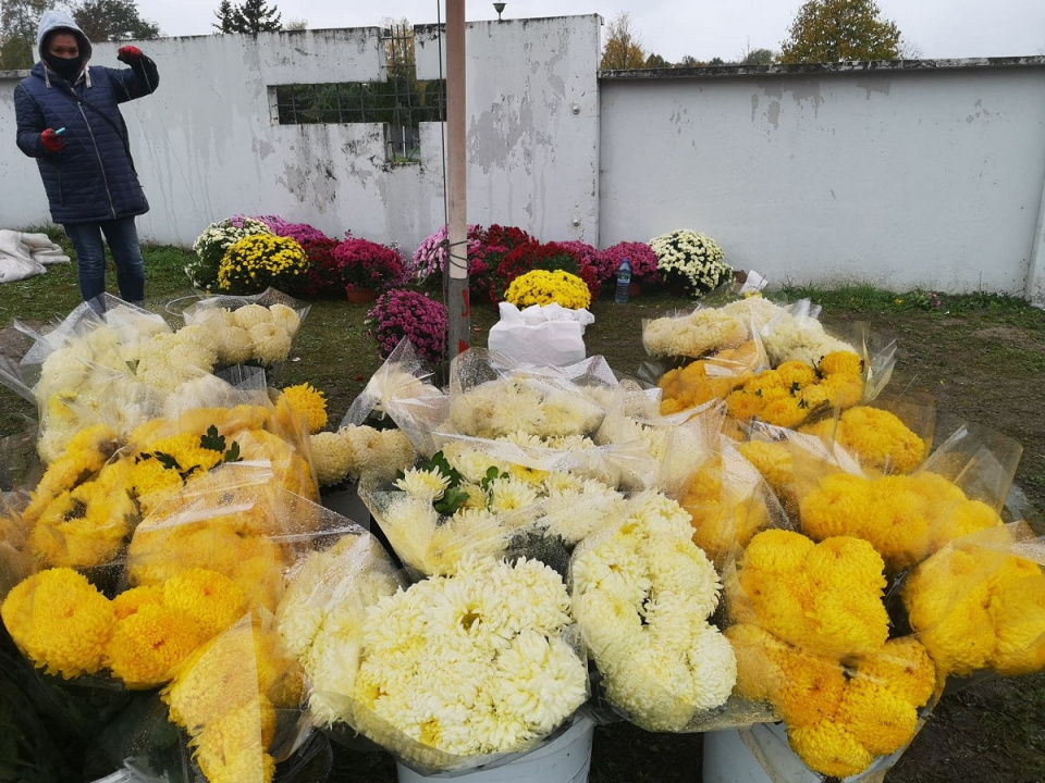 Zamknięte cmentarze. Mieszkańcy regionu wspierają sprzedawców kwiatów. Handlarze: zostaniemy bez środków do życia [fot. Katarzyna Doros]