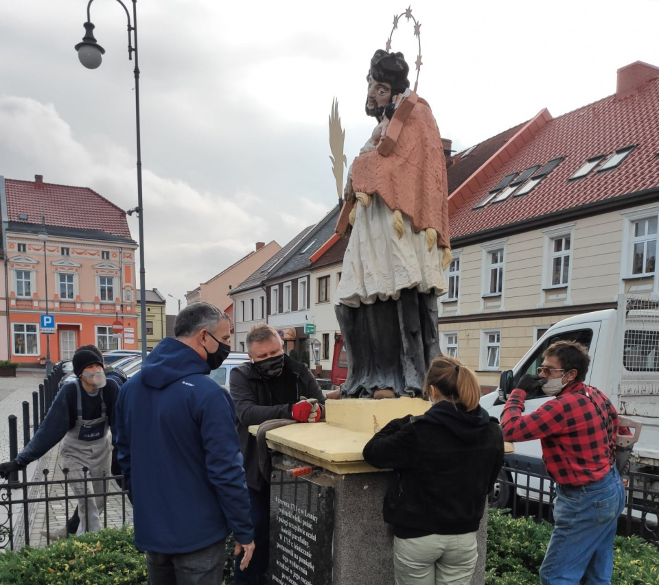 Figura św. Jana Nepomucena z Leśnicy przejdzie renowację w pracowni ASP w Tychach [fot. Gmina Leśnica]
