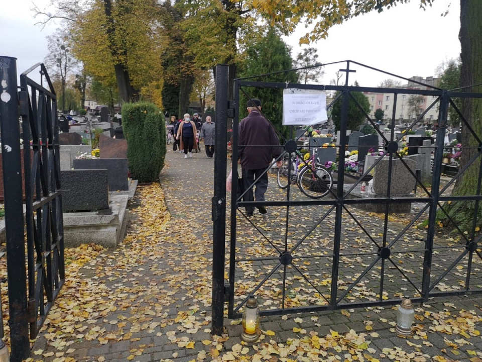 Mieszkańcy Strzelec Opolskich od rana tłumnie odwiedzają groby bliskich na cmentarzu parafialnym [fot. Katarzyna Doros]