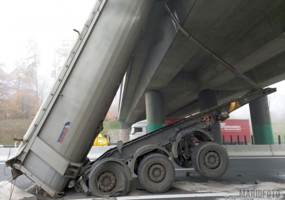 Kierowca ciężarówki uderzył naczepą w wiadukt na A4 [fot. Mario]