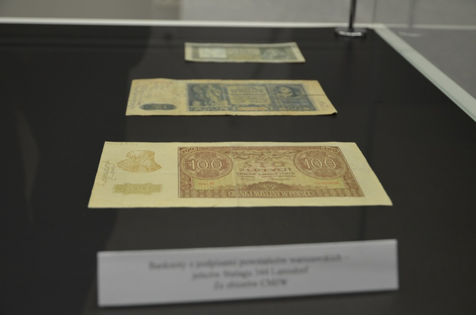 Banknoty z II wojny światowej prezentowane w dwóch odsłonach [fot.NBP]