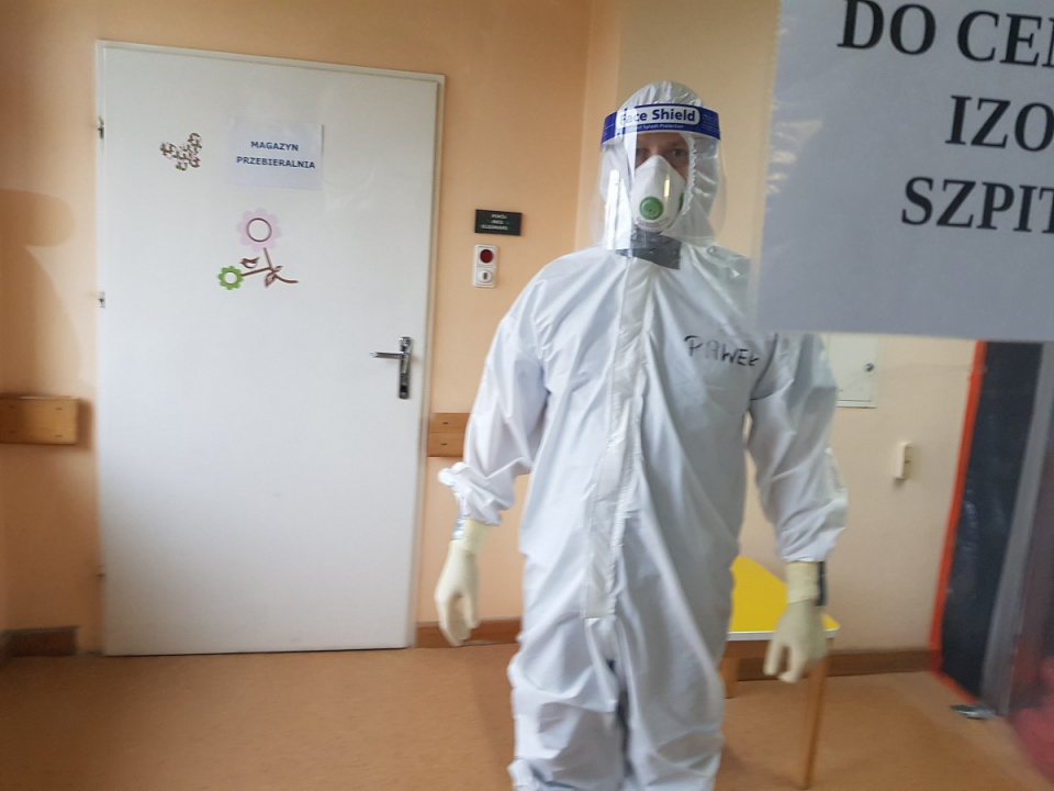 Paweł Ziółkowski gotowy do pracy w centralnej izolatce szpitalnej USK w Opolu