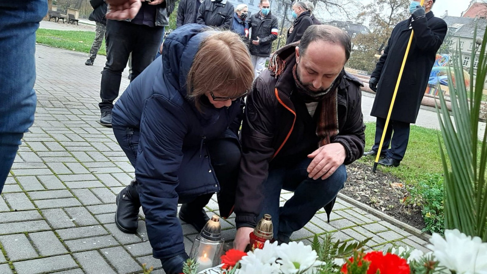 Złożenie kwiatów w Opolu przez koło Gazety Polskiej [fot. Mariusz Chałupnik]