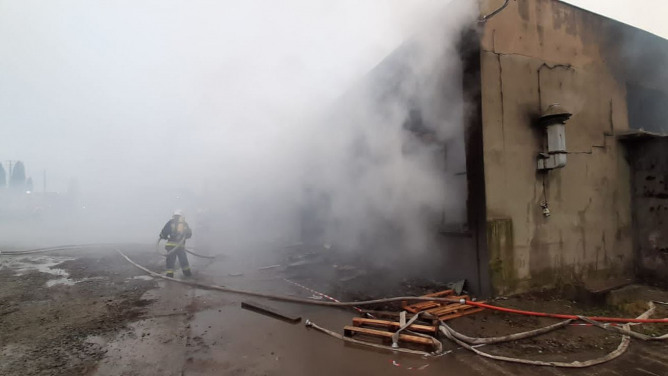 Pożar na terenie fabryki mebli w Głuszynie [fot. st. kpt. Wojciech Brach / KP PSP Namysłów]
