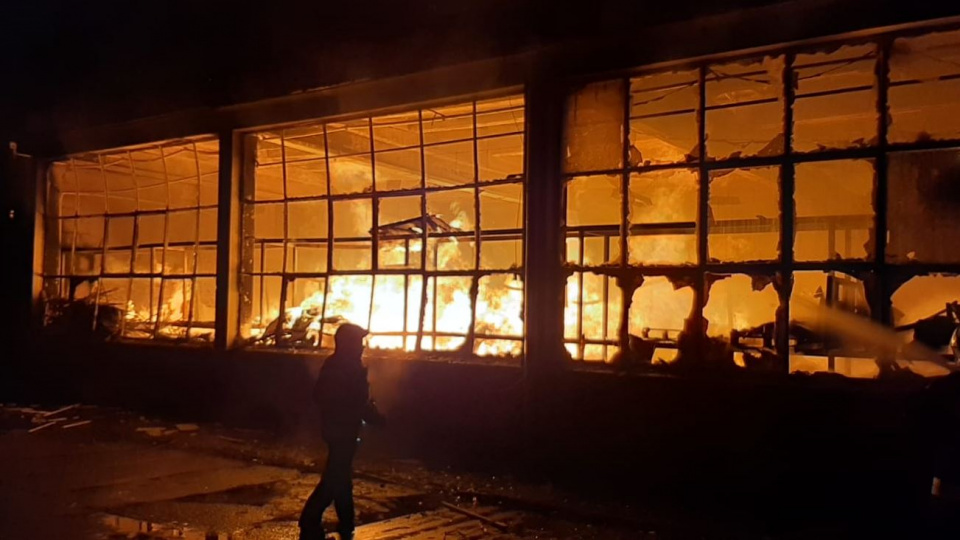 Pożar na terenie fabryki mebli w Głuszynie [fot. st. kpt. Wojciech Brach / KP PSP Namysłów]