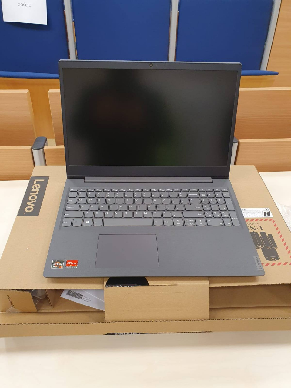 Opolskie szkoły otrzymały kolejne komputery i sprzęt do nauki zdalnej [fot.facebook/StowarzyszenieAglomeracjaOpolska]