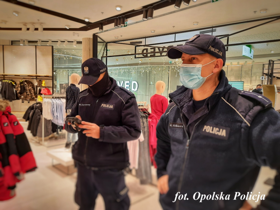 Policja kontroluje sklepy i wystawia mandaty [fot. opolska policja]