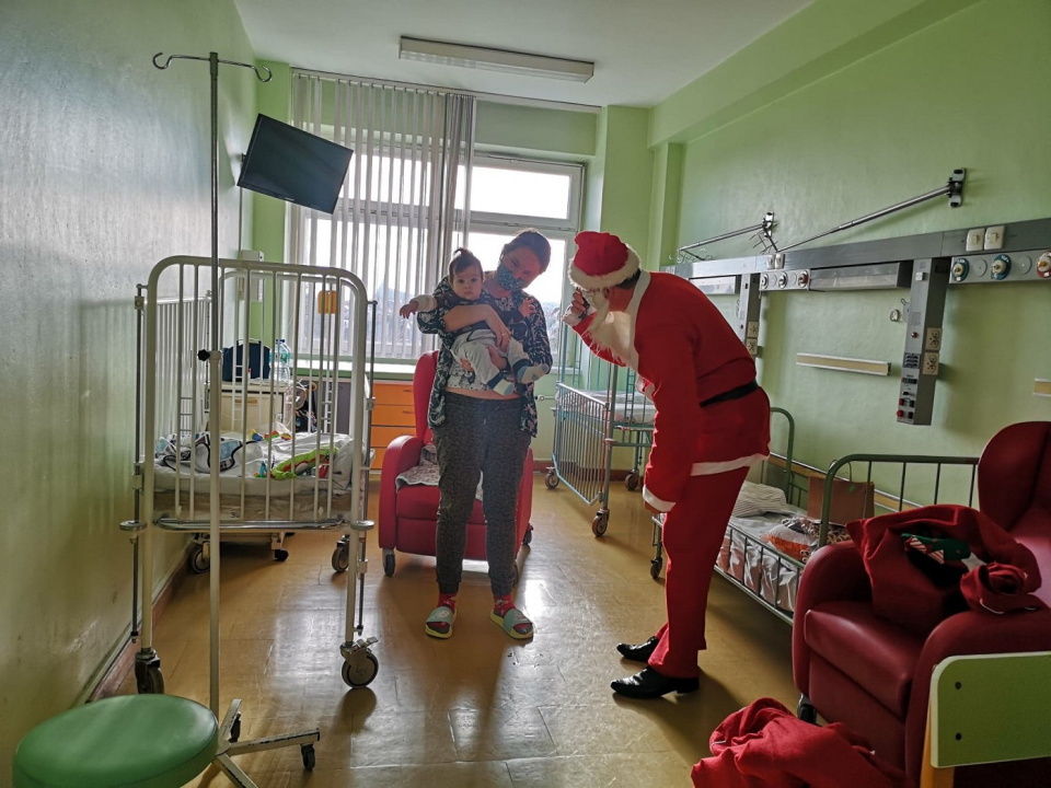 Superbohaterowie i mikołaj odwiedzili małych pacjentów Uniwersyteckiego Szpitala Klinicznego w Opolu [fot. Katarzyna Doros]