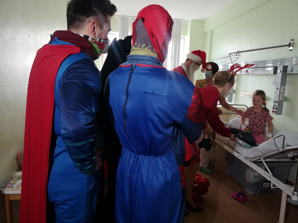 Superbohaterowie i mikołaj odwiedzili małych pacjentów Uniwersyteckiego Szpitala Klinicznego w Opolu [fot. Katarzyna Doros]