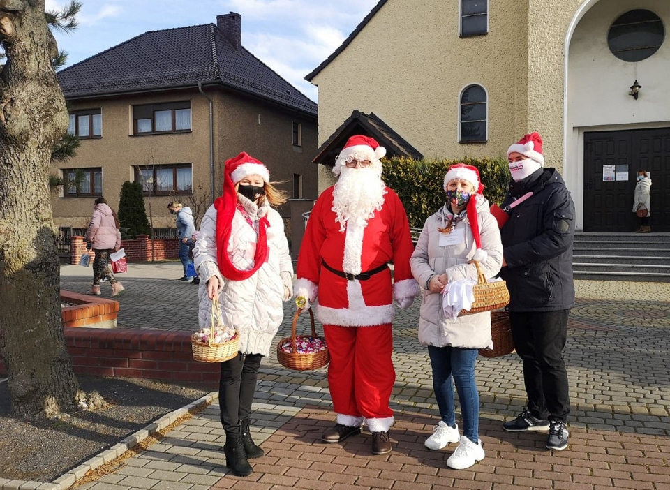 Mikołaj ze słodkimi upominkami czekał na mieszkańców dzielnicy Gosławice-Malinka w Opolu [fot. Katarzyna Doros]