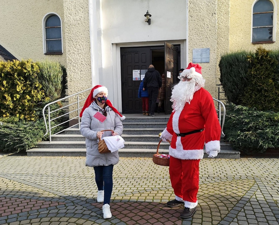 Mikołaj ze słodkimi upominkami czekał na mieszkańców dzielnicy Gosławice-Malinka w Opolu [fot. Katarzyna Doros]