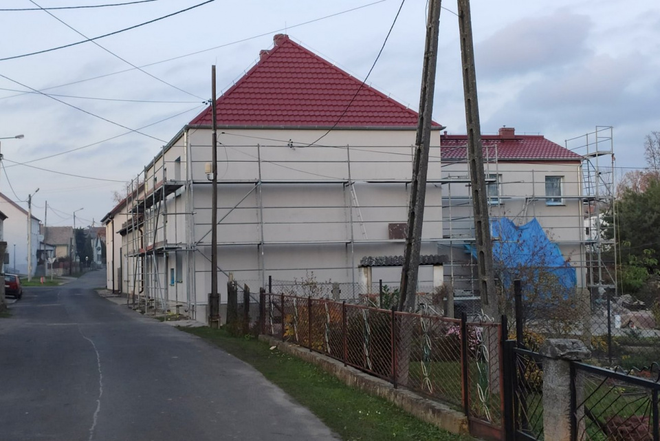 Remontowany budynek komunalny w Leśnicy [fot. Ł. Jastrzembski]