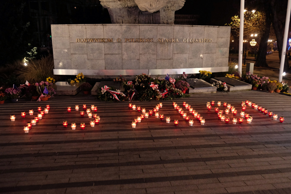 Opolska delegatura IPN zapaliła światło wolności ofiarom stanu wojennego (13.12.20) [fot. Wanda Kownacka]