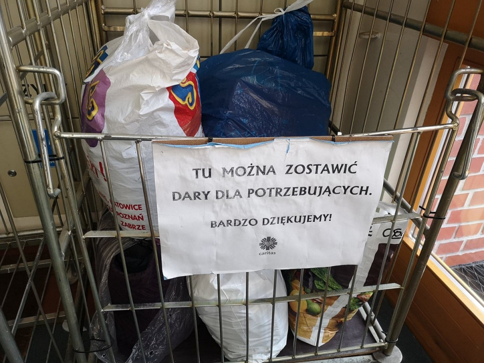 Opolska Caritas prowadzi zbiórkę odzieży na zimę dla osób bezdomnych i potrzebujących [fot. Katarzyna Doros]