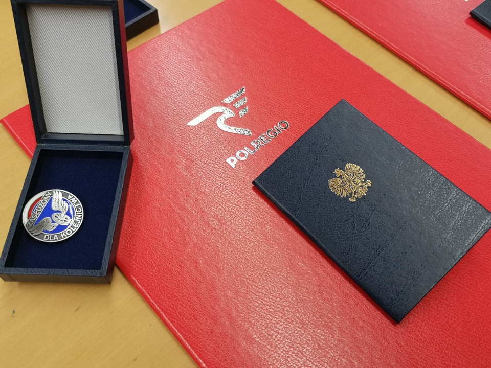 Medale "Zasłużony dla kolejnictwa" dla pracowników spółki Opolregio [fot. Katarzyna Doros]